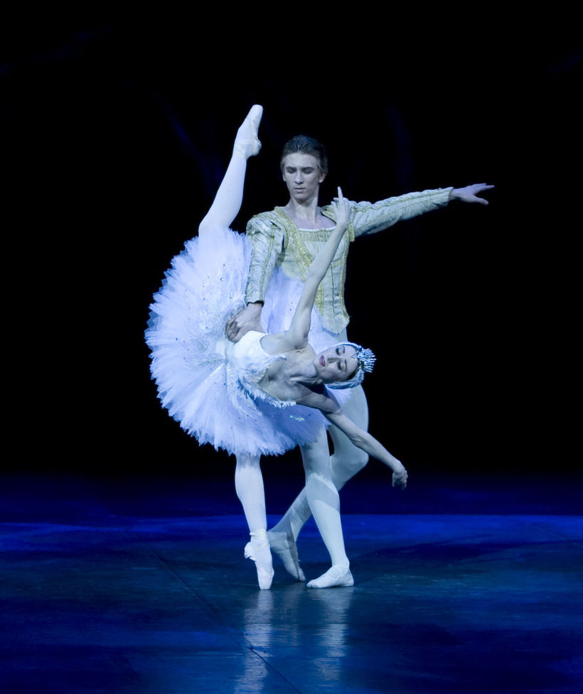 Swan Lake (Daria Klimentová, Vadim Muntagirov). Photo: P. Lapetra.